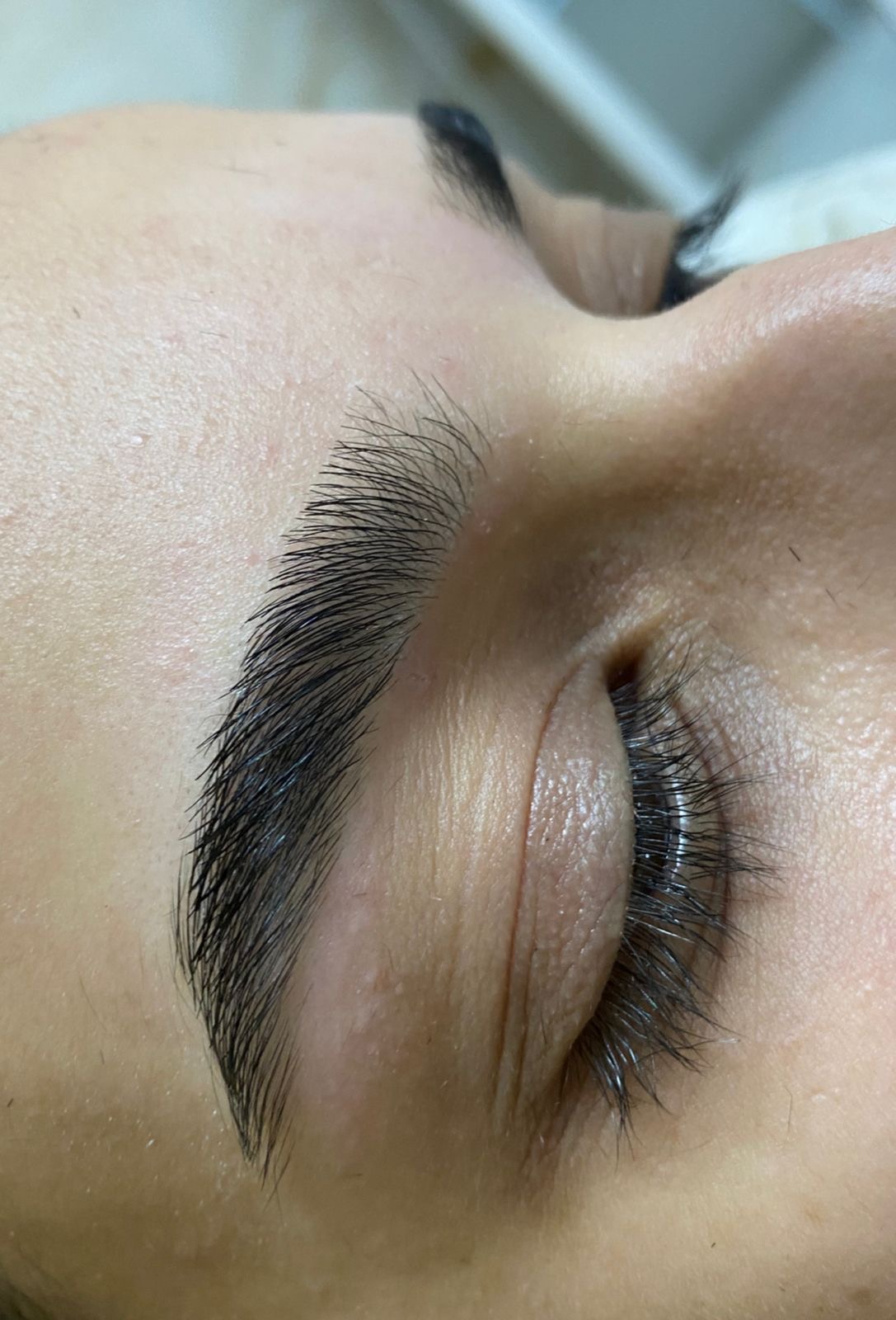 Correção e design profissional de sobrancelhas - Bella 7 Beauty Aveiro